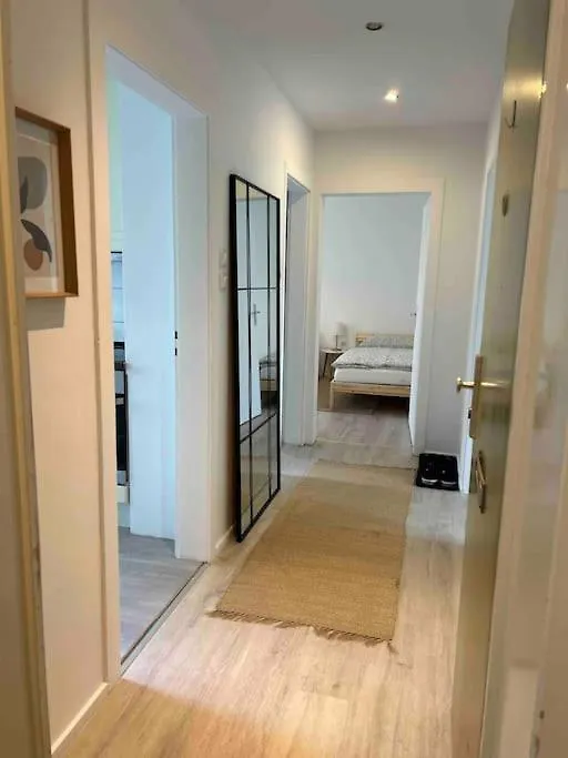Country Style Apartment With Balcony Near Fair 하노버