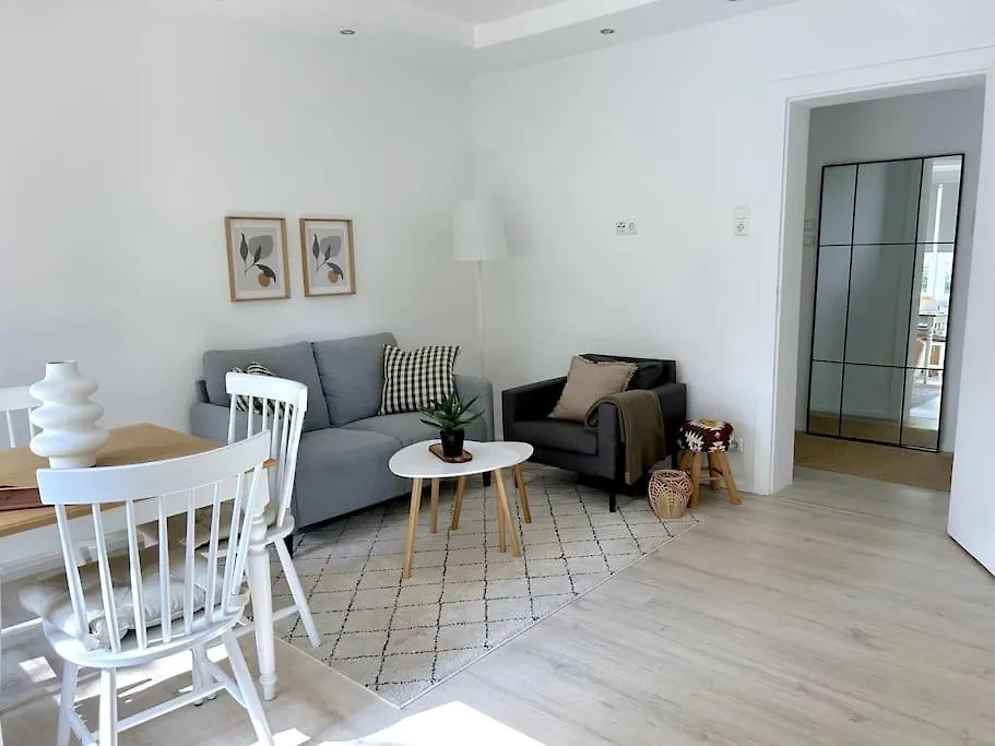 Country Style Apartment With Balcony Near Fair 하노버